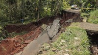 Suasana jalan terputus akibat longsor di Pasirjati, Cijengkol, Caringin, Kabupaten Sukabumi, Jawa Barat, Rabu (26/6/2024).