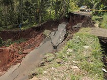 Akses Jalan Caringin-Cibadak di Sukabumi Terputus Akibat Longsor