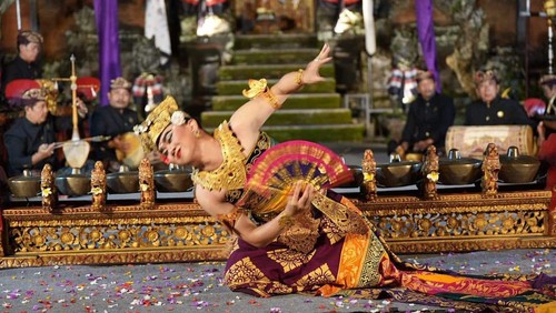 Anak Agung Bagus Harjunanthara atau yang akrab disapa Arjuna Sutedja saat membawakan Tari Kebyar Terompong gaya Peliatan. (Foto: Dok. Arjuna Sutedja)