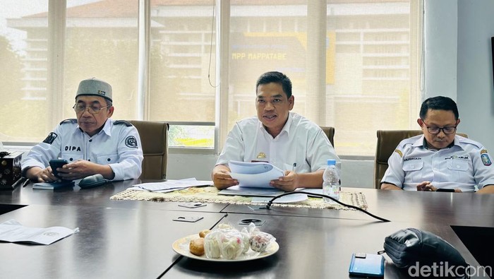 Pj Sekda Soppeng Andi Ibrahim Hatta (tengah) menjelaskan soal aturan reklame.