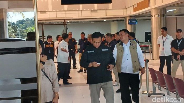 Anggota Ombudsman RI, Yeka Hendra Fatika meninjau pelayanan Bea Cukai Batam di Bandara Hang Nadim Batam.