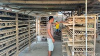 Ia dibantu seorang karyawannya untuk mengurus bisnis burung puyuh itu.
