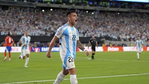 Argentinas Lautaro Martinez celebrates scoring his sides opening goal against Chile during a Copa America Group A soccer match in East Rutherford, N.J., Tuesday, June 25, 2024.