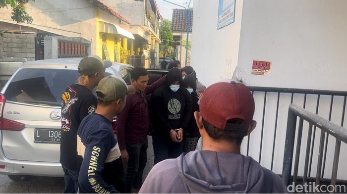 Ayah tiri dan ibu kandung yang siksa balita di Kediri hingga tewas lalu dikubur di samping rumah.
