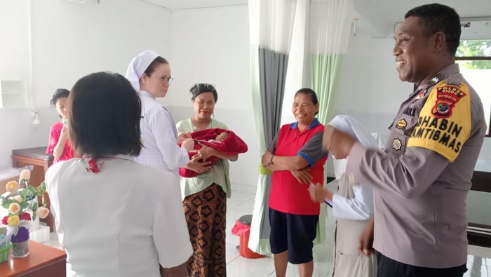 Bayi perempuan ditemukan di depan kapela panti asuhan di Ende, Selasa (25/6/2024). (Dok. Polres Ende)