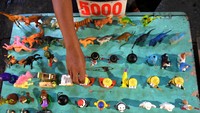 Mainan beragam karakter ini dijual mulai harga Rp5.000. 