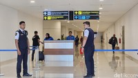 Pembangunan terminal kedatangan baru di Bandara Sultan Hasanuddin saat ini sudah mencapai angka 70%. Terminal kedatangan masih dioperasikan di area lama untuk melayani penumpang atau pengguna jasa bandara. (Foto: Siar Mayasara/detikSulsel)