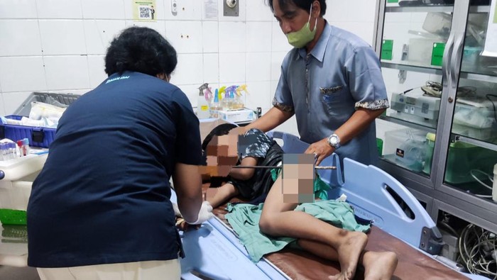 Bocah yang jatuh dari tumpukan bata pahanya tertancap besi fondasi di proyek bangunan yang belum selesai.