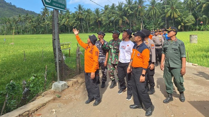 BPBD Jatim bersama masyarakat melakukan simulasi susur jalan evakuasi di Pantai Konang Trenggalek