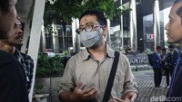Dalam kasus ini, KPK juga sudah menerbitkan surat larangan berpergian ke luar negeri selama 6 bulan ke depan kepada tiga orang yang berkaitan dengan kasus tersebut. Tiga orang itu adalah dua orang swasta dan satu orang dokter.