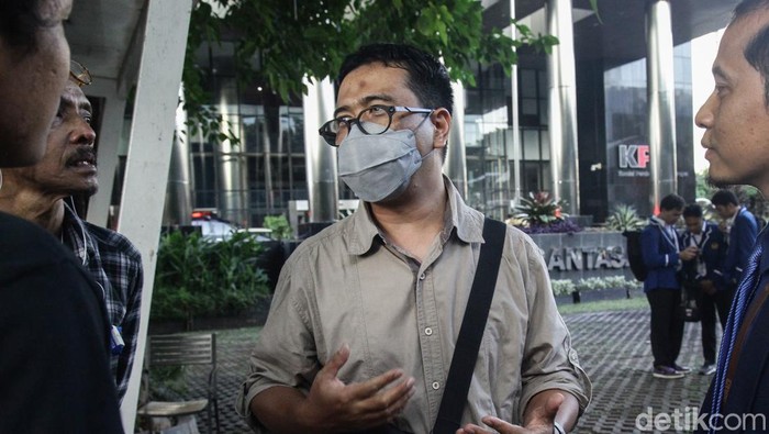 Mantan Kepala Pusat Krisis Kesehatan Kementerian Kesehatan (Kemenkes) Budi Sylvana diperiksa KPK. Ia diperiksa terkait sebagai saksi dalam kasus korupsi APD.