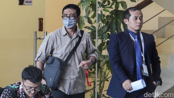 Budi Sylvana Diperiksa KPK Terkait Korupsi APD Mantan Kepala Pusat Krisis Kesehatan Kementerian Kesehatan (Kemenkes) Budi Sylvana diperiksa KPK. Ia diperiksa terkait sebagai saksi dalam kasus korupsi APD.