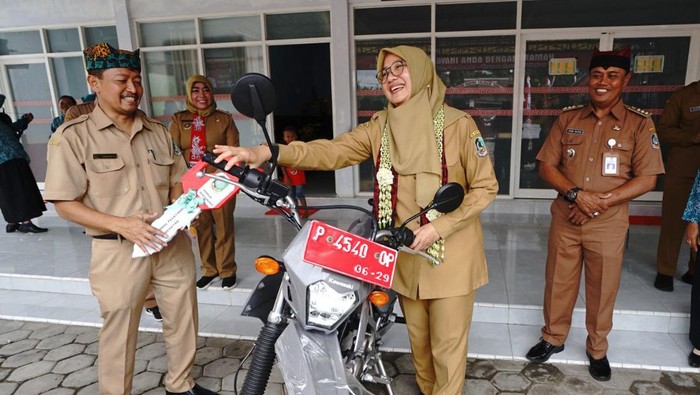 Bupati Banyuwangi Ipuk Fiestiandani saat menyerahkan bantuan kendaraan operasional ke Puskesmas Sumberagung.