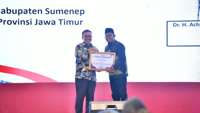 Bupati Sumenep Achmad Fauzi menerima penghargaan dari BKKBN.