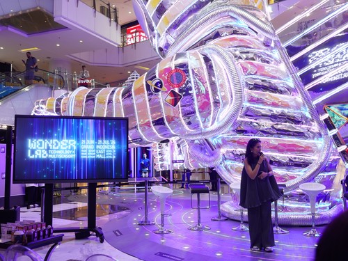 Cekidot detikers! Ada Patung Astronaut Raksasa di Grand Indonesia