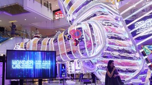 Kamu juga bisa berfoto di bagian Photolab, lalu wajah pribadi kamu muncul di bagian kacamata sang astronaut.  Foto: Courtesy of Genexys World/ Wonderlab Experience