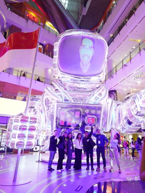 Cekidot detikers! Ada Patung Astronaut Raksasa di Grand Indonesia