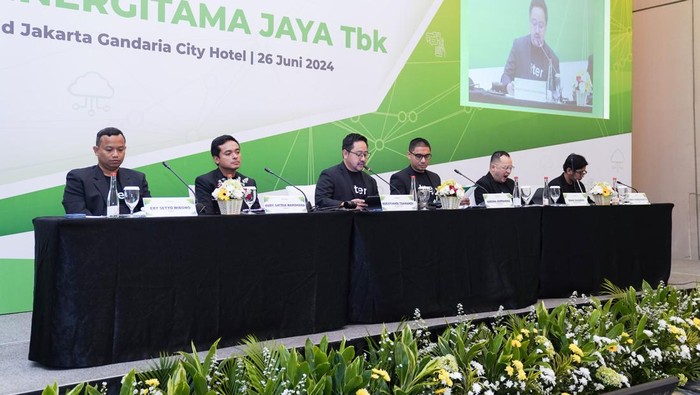 (Ki-Ka) Direktur, Ery Setyo Wibowo, Direktur, Audy Satria Wardhana, Komisaris Utama, Roestiandi Tsamanov, Direktur Utama, Kresna Adiprawira, Wakil Direktur Utama, Frans Sulandra, Direktur, Erwin Damar Prasetyo hadir dalam RUPS luar biasa (RUPSLB) PT Data Sinergitama Jaya Tbk (ELIT) di Jakarta, Rabu (26/6/2024).
