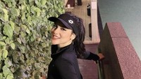 Outfit Davina Karamoy saat main tenis yang memakai lengan panjang dan topi. (Foto: dok Instagram)