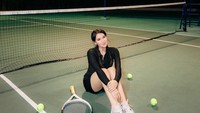 Davina Karamoy bergaya di lapangan tenis. (Foto: dok Instagram)
