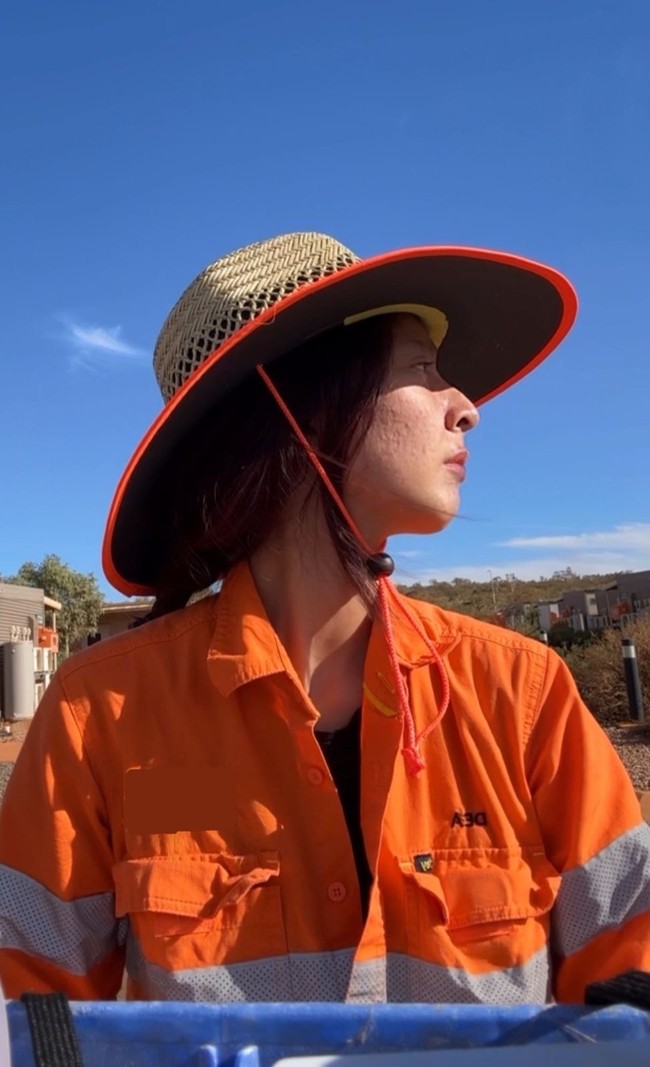 Ia menegaskan petugas kebersihan merupakan pekerjaan utamanya di Australia. Dia melakukan pekerjaan tersebut bukan untuk sampingan sambil kuliah S2. Tapi doain aja ya! Siapa tahu memang rezekinya. Siapa tahu rezeki kalian juga buat kerja di luar negeri, ujarnya. Foto: Dok. pribadi Dea Rachma.