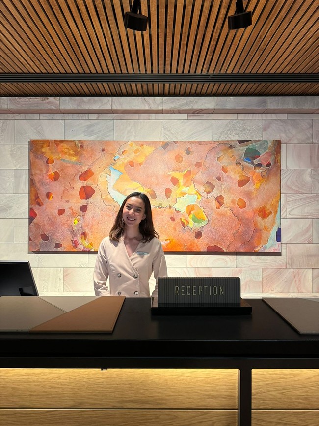 Wolipop sudah menghubungi Dea Rachma yang mengunggah pengalamannya bekerja jadi petugas kebersihan di Australia. Dea menuturkan ia banyak menerima komentar negatif tentang pekerjaannya di Australia. Cerita di balik reels aku, aku peruntukan orang-orang yang memandang sebelah mata pekerjaanku sebagai cleaner, apalagi ketika mereka tahu aku lulusan UGM, banyak yang menyayangkan hal tersebut. Jadi aku mau cerita bahwa, tidak ada yang harus disayangkan, karena pekerjaan yang aku lakukan sekarang bukanlah tindak kriminal atau melanggar hukum, ungkap Dea kepada Wolipop. Foto: Dok. pribadi Dea Rachma.