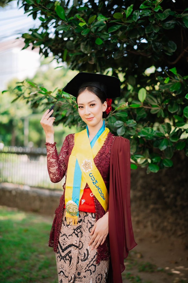 Kisah tentang wanita tersebut mulai viral berawal dari postingan akun Instagram @dearaleyden. Ia mengunggah momen saat wisuda hingga kegiatannya sehari-hari menjadi petugas berseragam oranye. Lulusan UGM, gak mungkin jadi full time cleaner di Australiac, pasti sambil lanjut S2 kan? tulis keterangan video unggahan wanita bernama Dea itu. Foto: Dok. pribadi Dea Rachma.