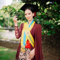 Kisah tentang wanita tersebut mulai viral berawal dari postingan akun Instagram @dearaleyden. Ia mengunggah momen saat wisuda hingga kegiatannya sehari-hari menjadi petugas berseragam oranye. Lulusan UGM, gak mungkin jadi full time cleaner di Australiac, pasti sambil lanjut S2 kan? tulis keterangan video unggahan wanita bernama Dea itu. Foto: Dok. pribadi Dea Rachma.