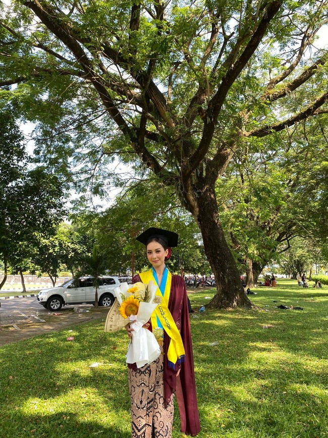 Wanita yang berusia 23 tahun itu merupakan alumnus D3 Pariwisata UGM dan D4 Bisnis Perjalanan Wisata UGM. Ia menjelaskan pekerjaan tersebut tantangan baru untuknya. Malah aku mau menjelaskan bahwa pekerjaan ku sekarang adalah tantangan baru buat aku, memang awalnya agak sulit untuk beradaptasi dengan pekerjaanku, tapi pada akhirnya aku juga bisa menjalaninya, terangnya. Foto: Dok. pribadi Dea Rachma.