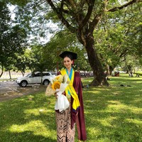 Wanita yang berusia 23 tahun itu merupakan alumnus D3 Pariwisata UGM dan D4 Bisnis Perjalanan Wisata UGM. Ia menjelaskan pekerjaan tersebut tantangan baru untuknya. Malah aku mau menjelaskan bahwa pekerjaan ku sekarang adalah tantangan baru buat aku, memang awalnya agak sulit untuk beradaptasi dengan pekerjaanku, tapi pada akhirnya aku juga bisa menjalaninya, terangnya. Foto: Dok. pribadi Dea Rachma.