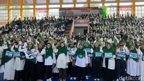 Deklarasi 1000 Srikandi Perempuan Rohmi-Firin untuk Pilgub NTB 2024 di Gelanggang Pemuda NTB, Mataram, Rabu (26/5/2024). (Lalu Helmy Akbar/detikBali)