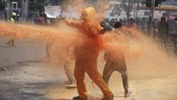 Dilansir dari Al Jazeera, Rabu (26/6/2024), militer juga diterjunkan untuk membantu polisi menghentikan para pengunjuk rasa. Sebelumnya, polisi sudah menembakkan gas air mata, meriam air, hingga peluru karet. 