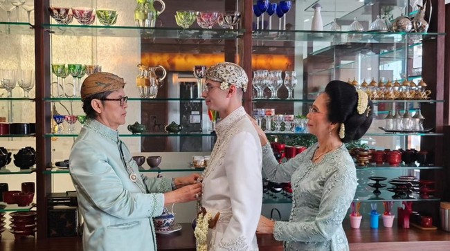 Dokter Boyke dan sang istri, Ferry Lasemawati, tampak mengantarkan putra bungsunya itu menikah. Keduanya tampil kompak dalam balutan busana senada. Foto: Instagram/@drboykediannugraha