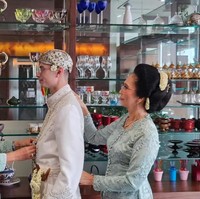 Dokter Boyke dan sang istri, Ferry Lasemawati, tampak mengantarkan putra bungsunya itu menikah. Keduanya tampil kompak dalam balutan busana senada. Foto: Instagram/@drboykediannugraha