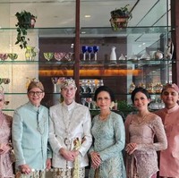 Para anggota keluarga yang hadir terlihat kompak mengenakan busana berwarna dusty pink. Sementara dokter Boyke dan istrinya mengenakan busana berwarna mint. Foto: Instagram/@drboykediannugraha