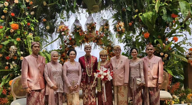 Dekorasi di acara resepsi pernikahan Dhitya dan istrinya itu tampak unik dan asri dengan dipenuhi tumbuhan hijau dan bunga-bunga yang berwarna-warni. Foto: Instagram/@drboykediannugraha