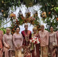 Dekorasi di acara resepsi pernikahan Dhitya dan istrinya itu tampak unik dan asri dengan dipenuhi tumbuhan hijau dan bunga-bunga yang berwarna-warni. Foto: Instagram/@drboykediannugraha
