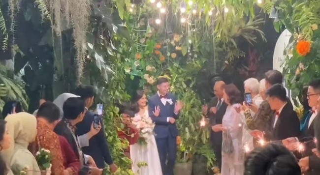 Bak berada di sebuah taman yang indah, dekorasi tersebut juga dipercantik dengan penerangan berupa lampu-lampu kecil pada bagian atasnya. Foto: Instagram/@drboykediannugraha