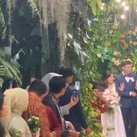 Bak berada di sebuah taman yang indah, dekorasi tersebut juga dipercantik dengan penerangan berupa lampu-lampu kecil pada bagian atasnya. Foto: Instagram/@drboykediannugraha