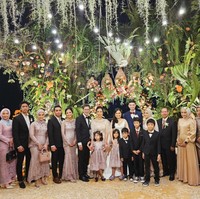 Berbeda dengan akad, di mana pengantin mengenakan pakaian adat Sunda, untuk resepsi malam hari keduanya tampil lebih santai dengan gaun putih dan setelan jas berwarna biru tua. Foto: Instagram/@drboykediannugraha