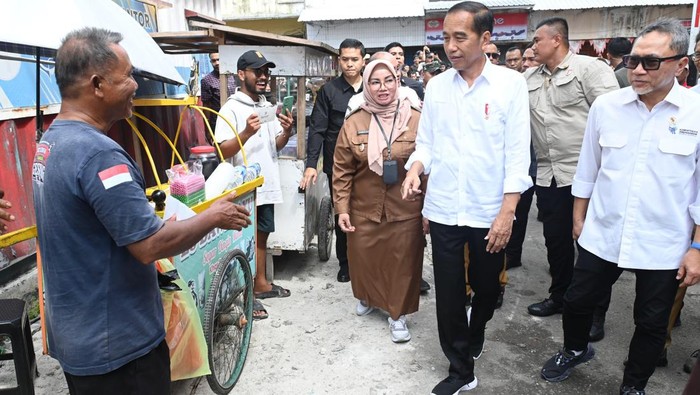 Menteri Perdagangan (Mendag) Zulkifli Hasan (Zulhas) mendampingi Presiden Joko Widodo (Jokowi) meninjau harga kebutuhan pokok di Pasar Pusat Perbelanjaan Mentaya, Kalimantan Tengah, Rabu (26/6/2024). Peninjauan tersebut bertujuan untuk mengetahui harga bapok pasca Idul Adha.