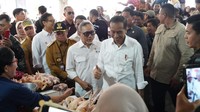 Selain bapok tersebut, dia mengatakan untuk cabai berkisar Rp 45 ribu per kg dan harganya cenderung sama seperti di Pulau Jawa. Menurutnya, stabilitas tersebut tercipta karena proses distribusi transportasi tergolong berjalan lancar. 