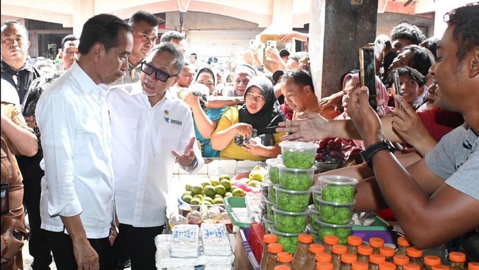 Menteri Perdagangan (Mendag) Zulkifli Hasan (Zulhas) mendampingi Presiden Joko Widodo (Jokowi) meninjau harga kebutuhan pokok di Pasar Pusat Perbelanjaan Mentaya, Kalimantan Tengah, Rabu (26/6/2024). Peninjauan tersebut bertujuan untuk mengetahui harga bapok pasca Idul Adha.
