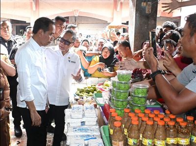 Ditemani Zulhas, Jokowi Dapati Harga Bapok Stabil Pasca Idul Adha