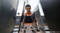 Pelemahan rupiah yang terjadi saat ini berpotensi mengerek harga barang elektronik di pasar antara 2 hingga 5 persen.  