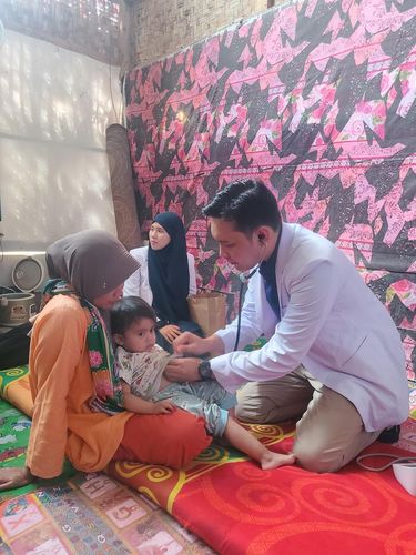 dr Mohammad Wahyu saat menangani keluarga Asep