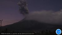 Gunung Lewotobi Laki-laki Di NTT Erupsi, Muntahkan Abu Setinggi 700 Meter