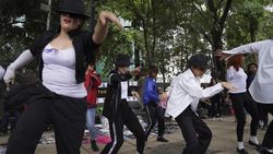Fans Michael Jackson Nari Bareng Peringati 15 Tahun Kematian Sang Raja Pop