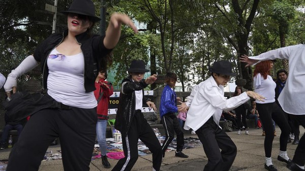 Fans Michael Jackson Nari Bareng Peringati 15 Tahun Kematian Sang Raja Pop