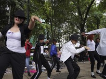 Fans Michael Jackson Nari Bareng Peringati 15 Tahun Kematian Sang Raja Pop Fans Michael Jackson Nari Bareng Peringati 15 Tahun Kematian Sang Raja Pop